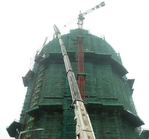 新宁吊车在工地上作业